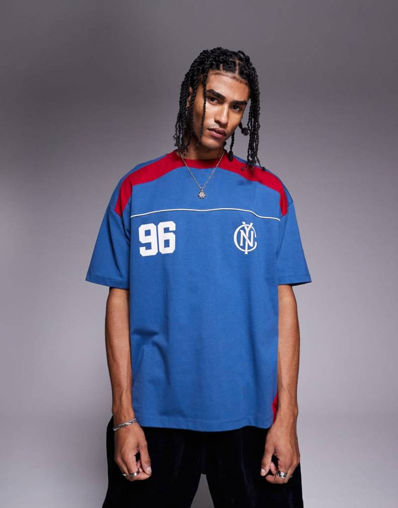 ASOS DESIGN - Oversize-T-Shirt in Blau mit eingesetzten roten Stoffbahnen und Sportgrafik von ASOS DESIGN