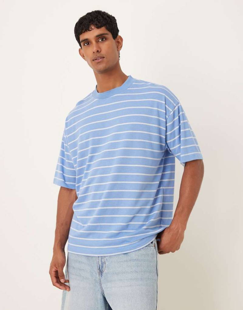 ASOS DESIGN - Oversize-T-Shirt in Blau und Weiß gestreift mit Struktur-Bunt von ASOS DESIGN