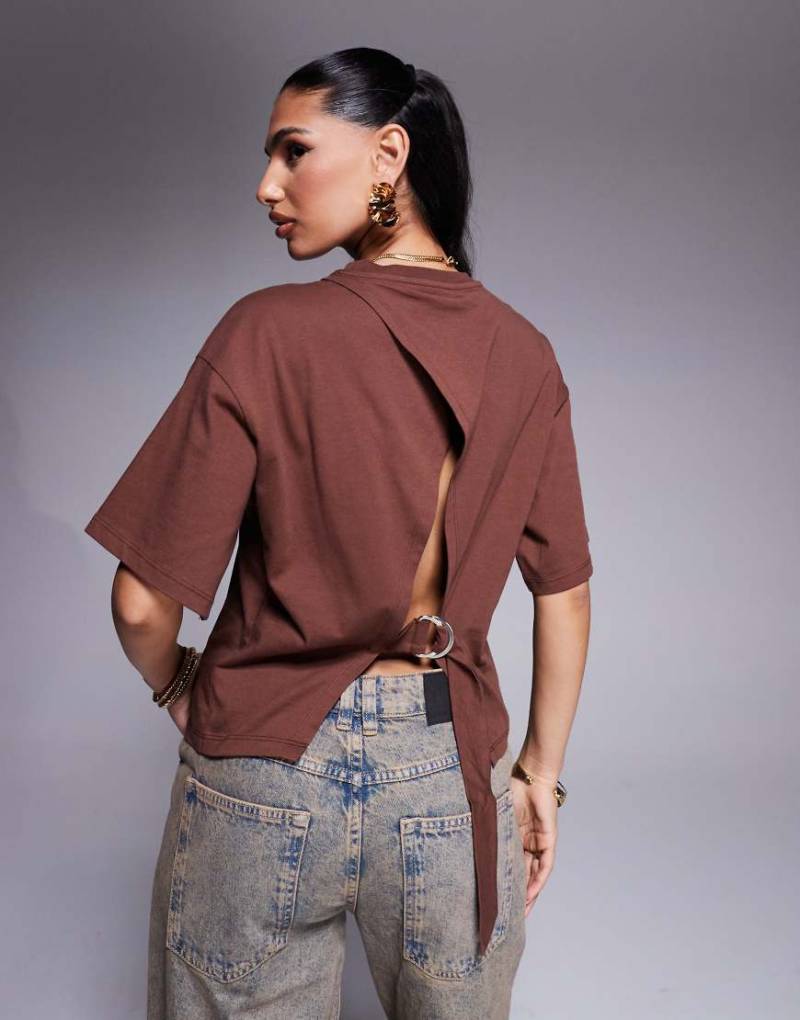 ASOS DESIGN - Kastiges Oversize-T-Shirt in Schokobraun mit Lachendetail mit D-Metallring am Rücken von ASOS DESIGN