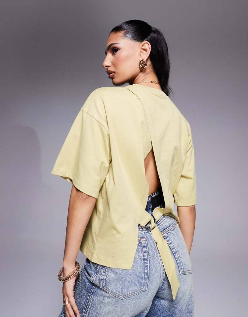 ASOS DESIGN - Kastiges Oversize-T-Shirt in hellem Olivgrün mit Laschendetail mit D-Metallring am Rücken von ASOS DESIGN