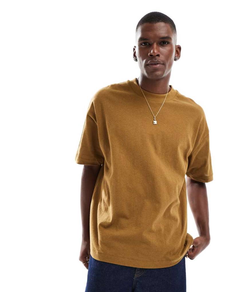 ASOS DESIGN - Oversize-T-Shirt in Braun aus Leinenmix von ASOS DESIGN