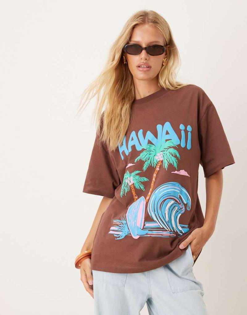 ASOS DESIGN - Oversize-T-Shirt in Braun mit „Hawaii"-Print von ASOS DESIGN