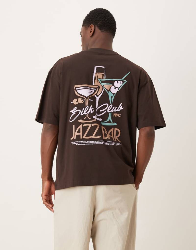 ASOS DESIGN - Oversize-T-Shirt in Braun mit „Jazzbar"-Print-Brown von ASOS DESIGN