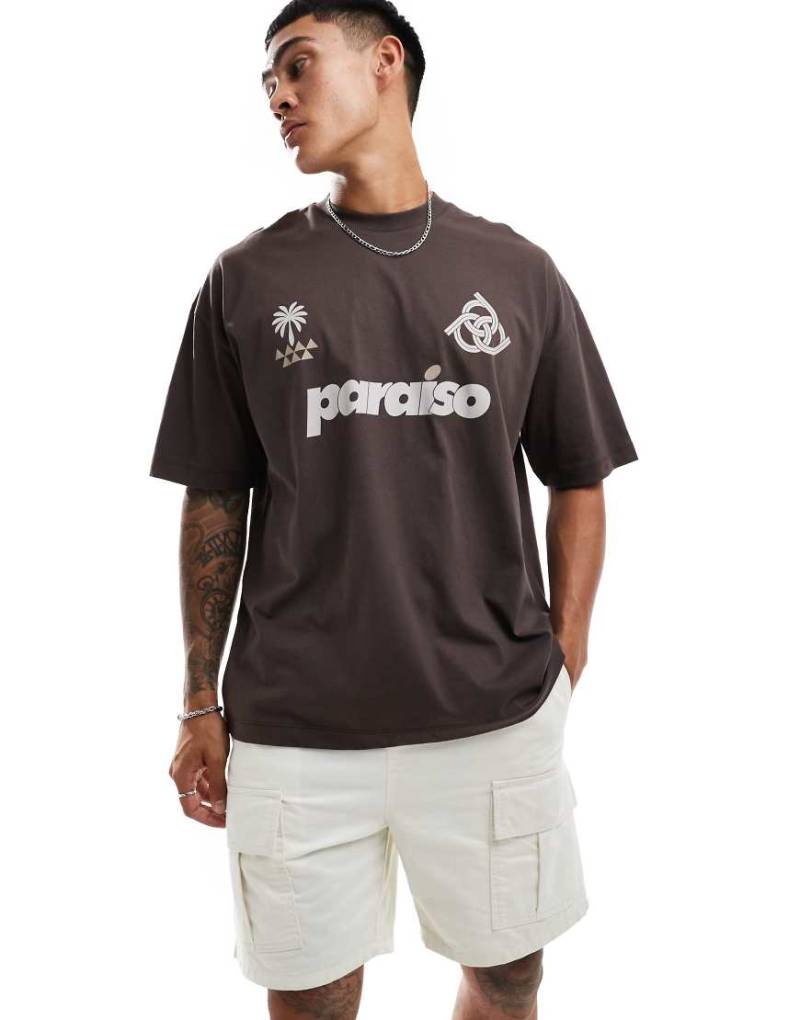 ASOS DESIGN - Oversize-T-Shirt in Braun mit „Paraiso"-Print vorn von ASOS DESIGN