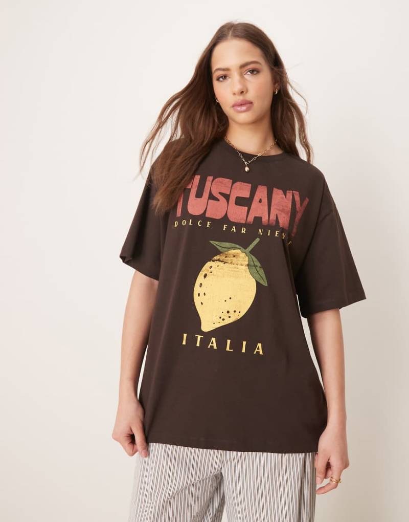 ASOS DESIGN - Oversize-T-Shirt in Braun mit „Tuscany"-Print von ASOS DESIGN
