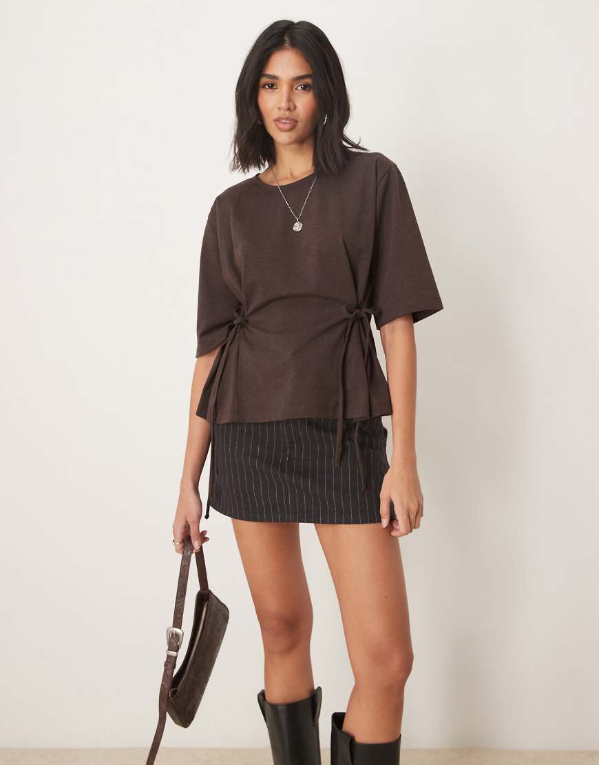 ASOS DESIGN - Oversize-T-Shirt in Braun mit Bindedetail ASOS DESIGN - Oversize-T-Shirt in Braun mit Bindedetail von ASOS DESIGN