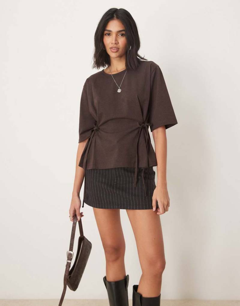 ASOS DESIGN - Oversize-T-Shirt in Braun mit Bindedetail von ASOS DESIGN