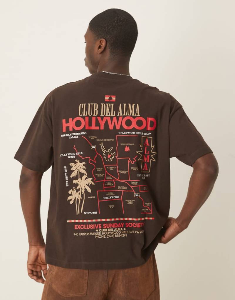 ASOS DESIGN - Oversize-T-Shirt in Braun mit City-Print von ASOS DESIGN