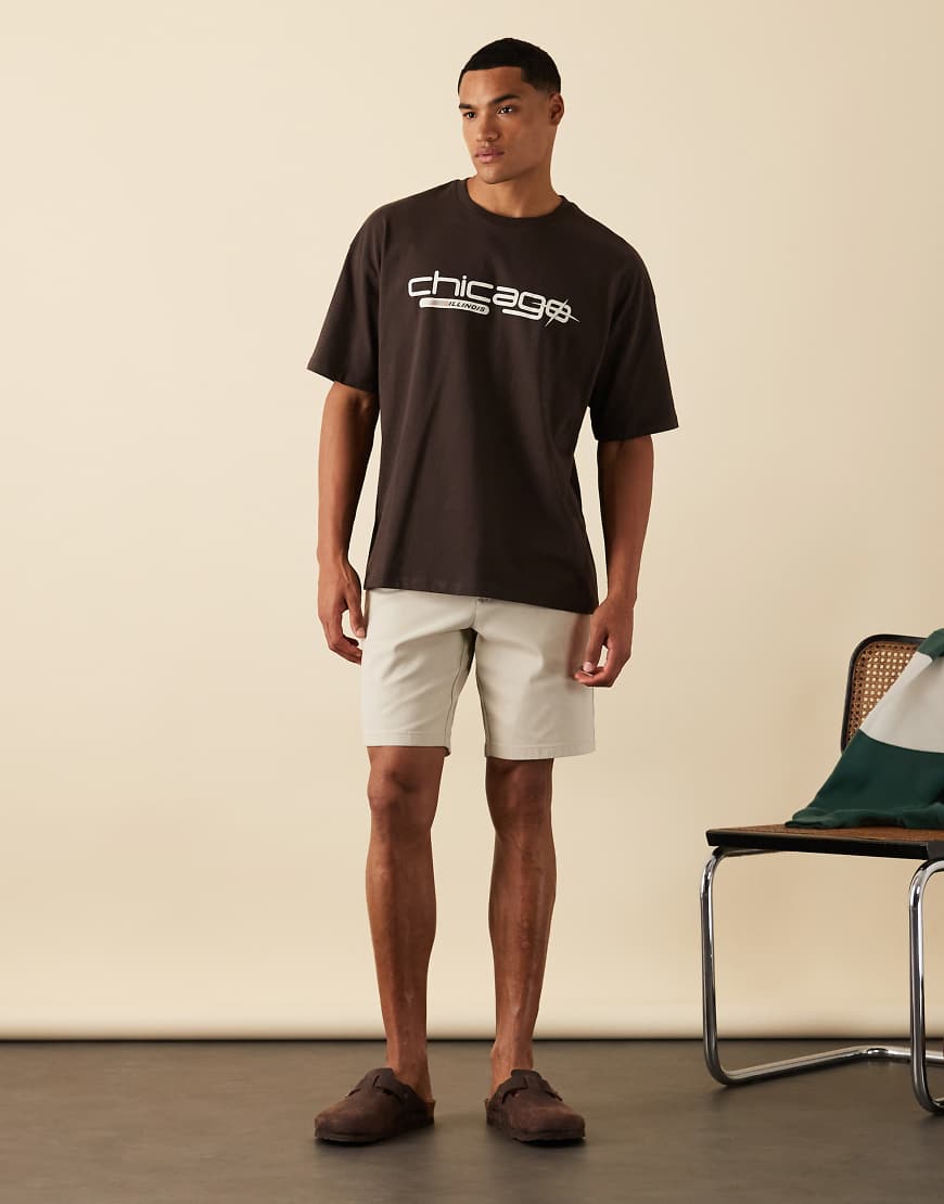 ASOS DESIGN - Oversize-T-Shirt in Braun mit City-Print ASOS DESIGN - Oversize-T-Shirt in Braun mit City-Print von ASOS DESIGN