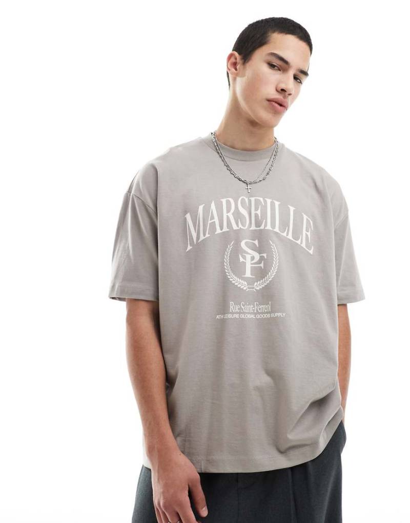 ASOS DESIGN - Oversize-T-Shirt in Braun mit College-Grafiken von ASOS DESIGN