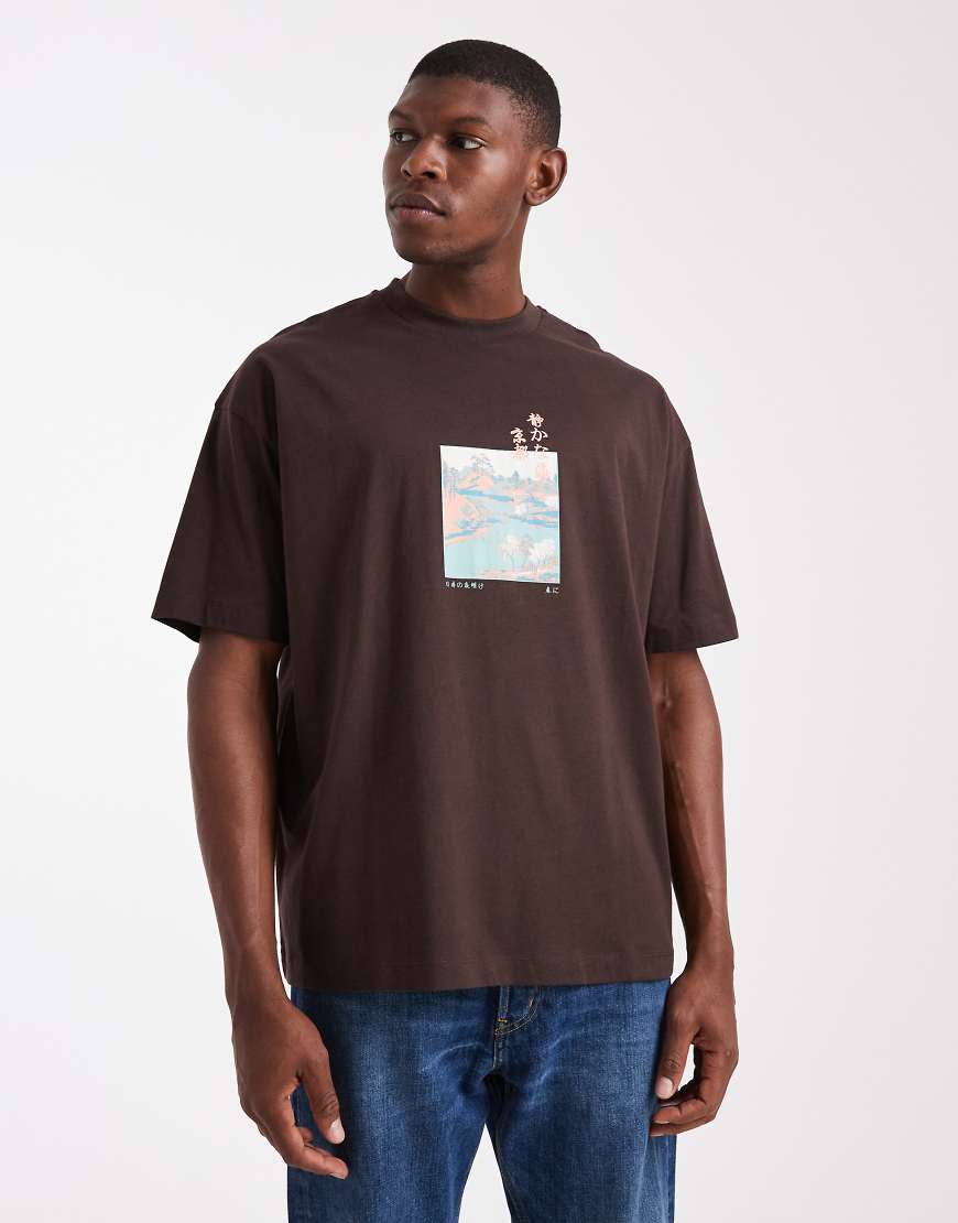 ASOS DESIGN - Oversize-T-Shirt in Braun mit Landschafts-Print-Brown von ASOS DESIGN