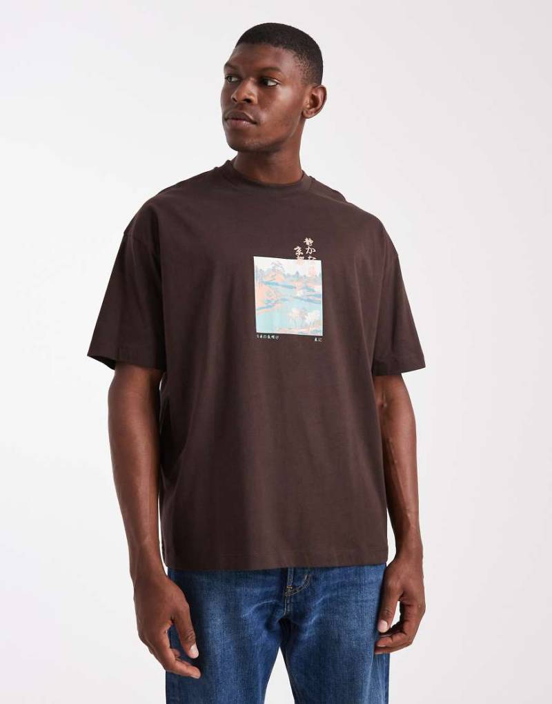 ASOS DESIGN - Oversize-T-Shirt in Braun mit Landschafts-Print-Brown von ASOS DESIGN