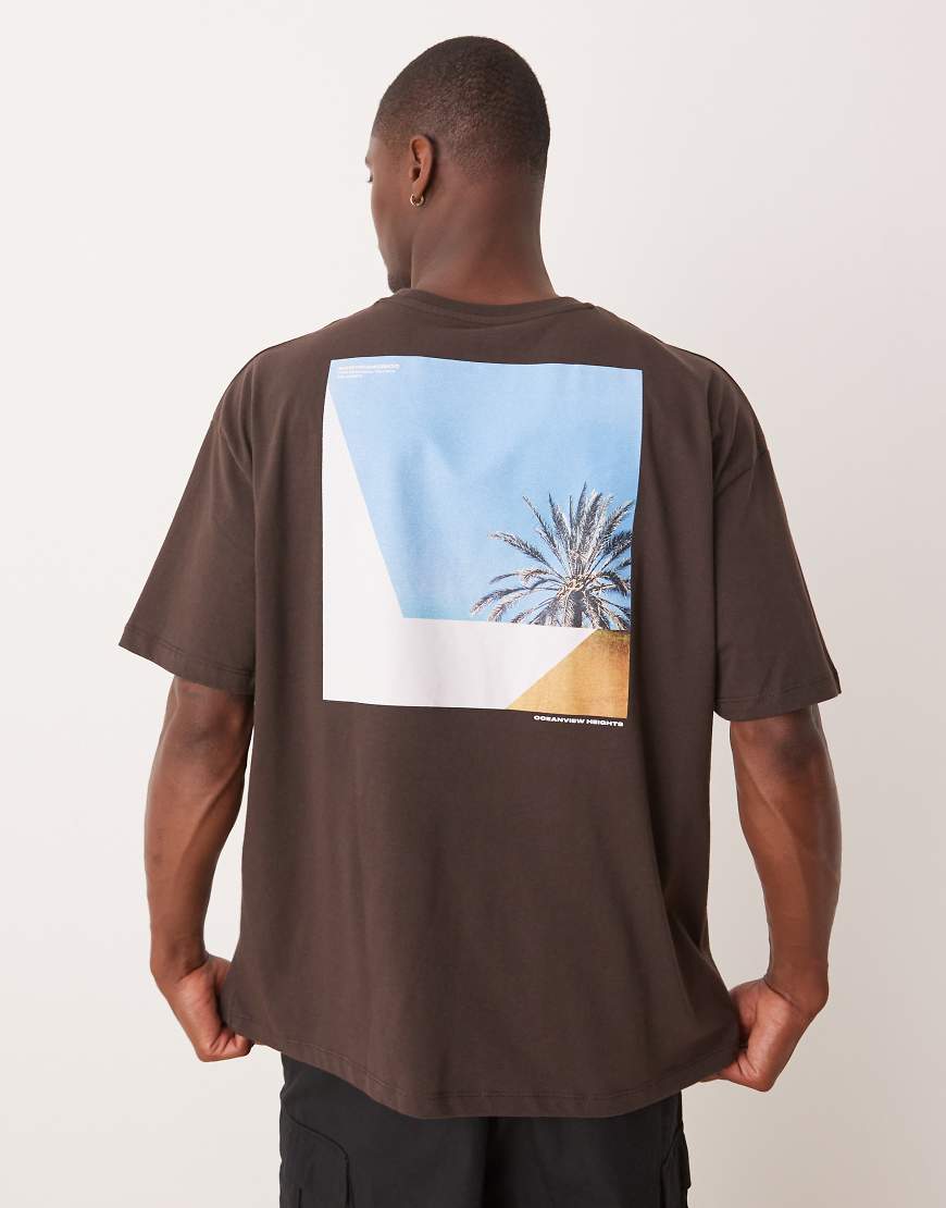ASOS DESIGN - Oversize-T-Shirt in Braun mit Landschafts-Print hinten ASOS DESIGN - Oversize-T-Shirt in Braun mit Landschafts-Print hinten von ASOS DESIGN