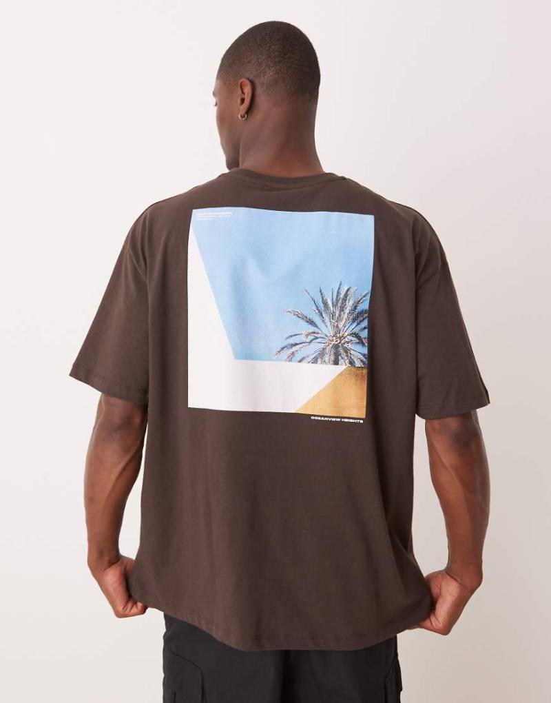 ASOS DESIGN - Oversize-T-Shirt in Braun mit Landschafts-Print hinten von ASOS DESIGN