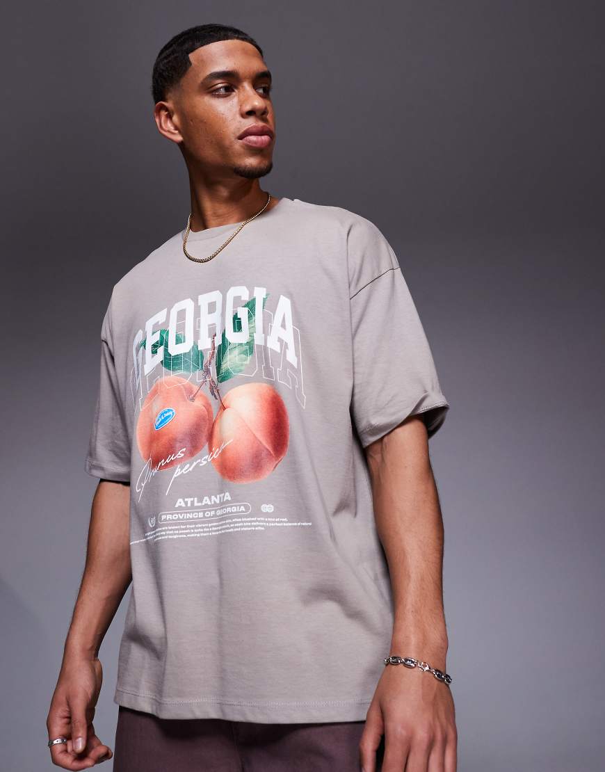 ASOS DESIGN - Oversize-T-Shirt in Braun mit Pfirsich-Grafik ASOS DESIGN - Oversize-T-Shirt in Braun mit Pfirsich-Grafik von ASOS DESIGN