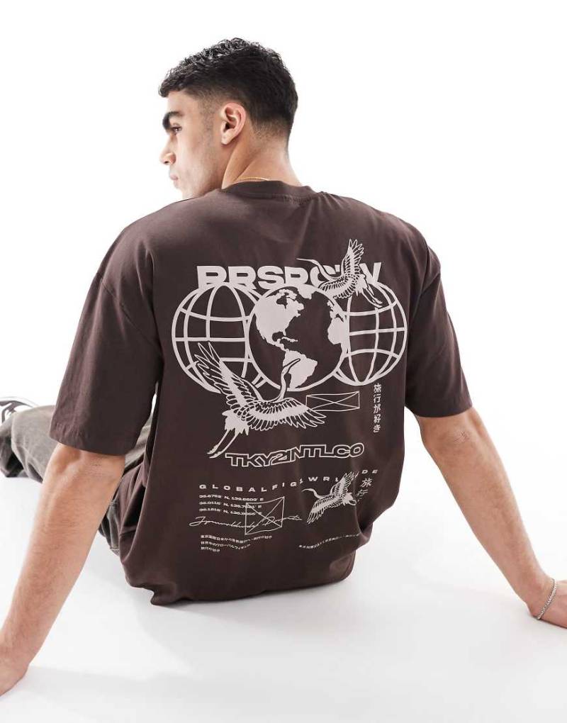 ASOS DESIGN - Oversize-T-Shirt in Braun mit Print hinten von ASOS DESIGN