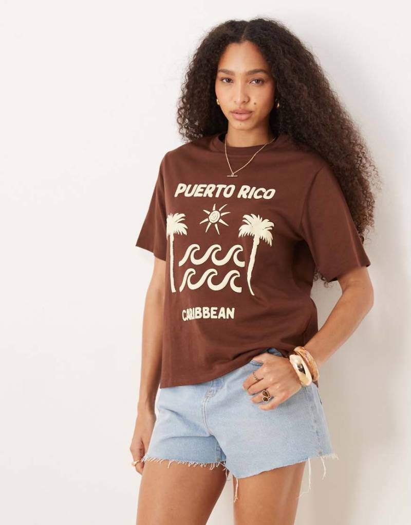 ASOS DESIGN - Oversize-T-Shirt in Braun mit Schaumprint mit Urlaubsmotiv von ASOS DESIGN