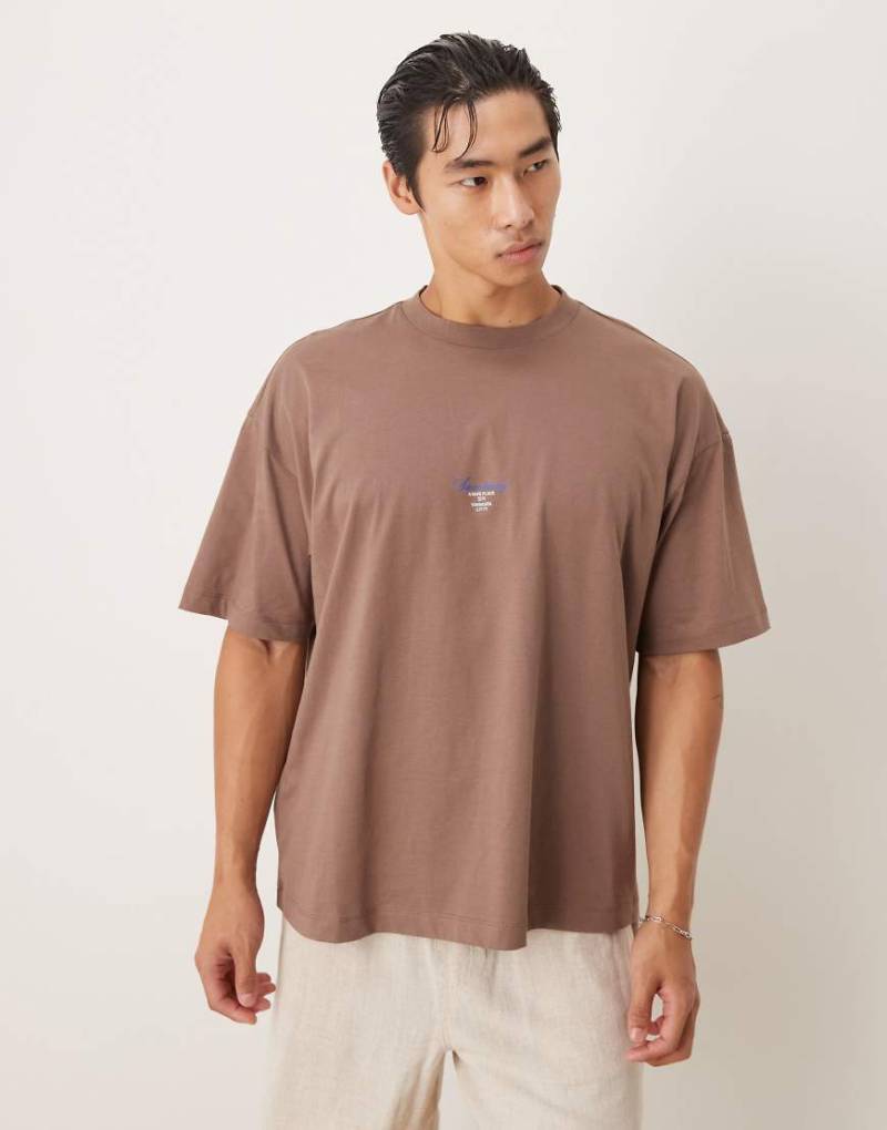 ASOS DESIGN - Oversize-T-Shirt in Braun mit Schriftzug ASOS DESIGN - Oversize-T-Shirt in Braun mit Schriftzug von ASOS DESIGN