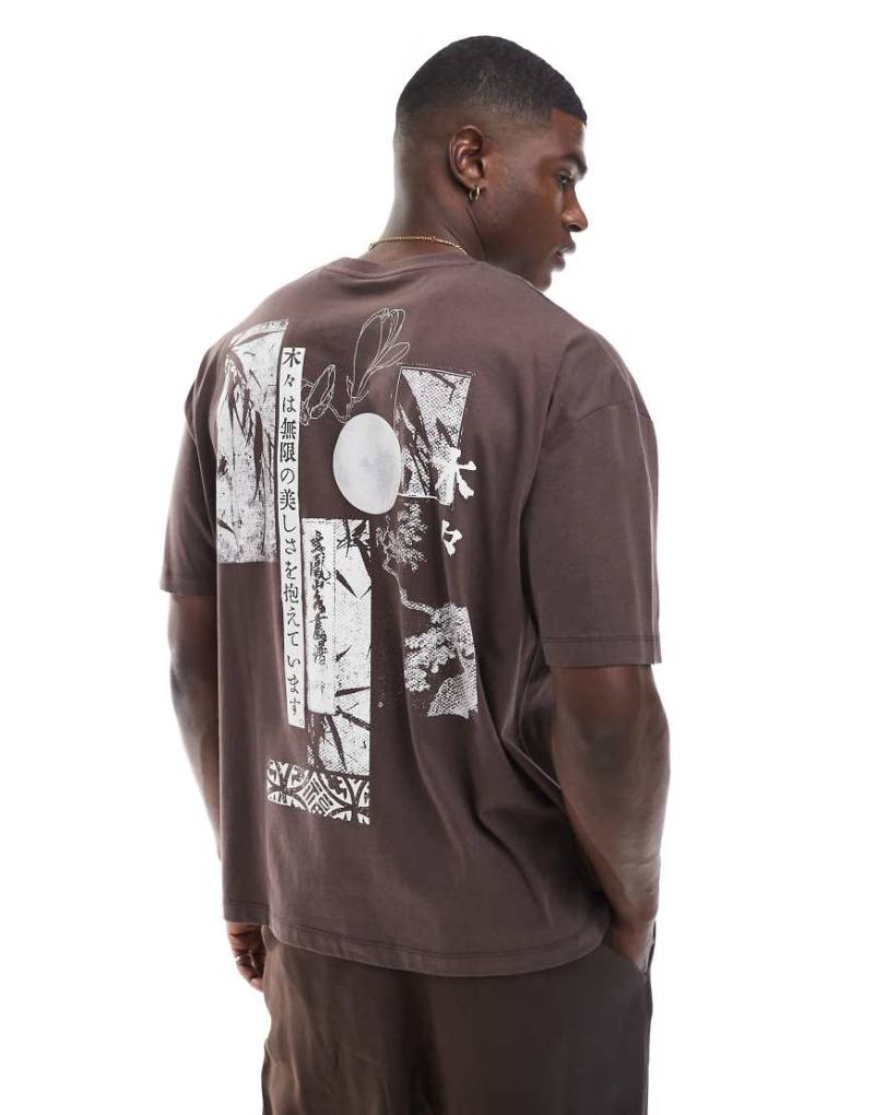 ASOS DESIGN - Oversize-T-Shirt in Braun mit Souvenir-Print von ASOS DESIGN