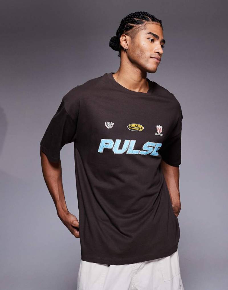 ASOS DESIGN - Oversize-T-Shirt in Braun mit Sports-Grafik-Brown von ASOS DESIGN