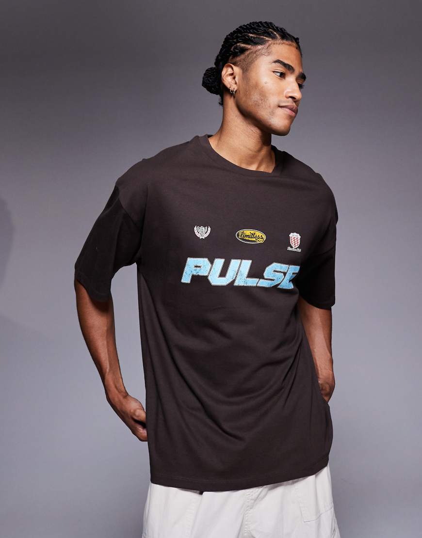 ASOS DESIGN - Oversize-T-Shirt in Braun mit Sports-Grafik-Brown von ASOS DESIGN