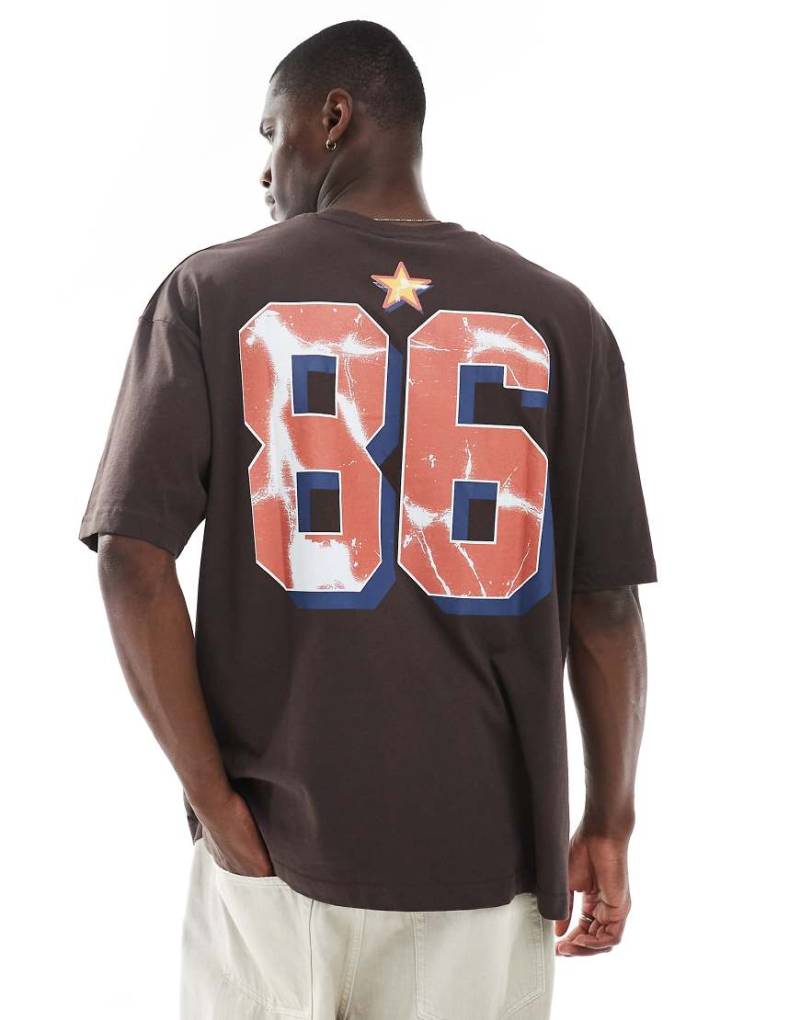 ASOS DESIGN - Oversize-T-Shirt in Braun mit Sports-Grafik von ASOS DESIGN