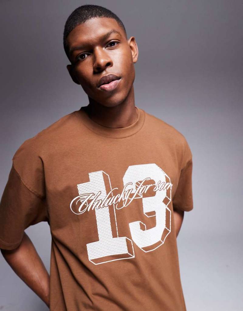 ASOS DESIGN - Oversize-T-Shirt in Braun mit Sports-Grafik von ASOS DESIGN