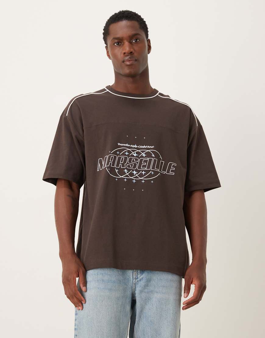ASOS DESIGN - Oversize-T-Shirt in Braun mit Stadt-Textgrafik und Paspelierung-Brown von ASOS DESIGN