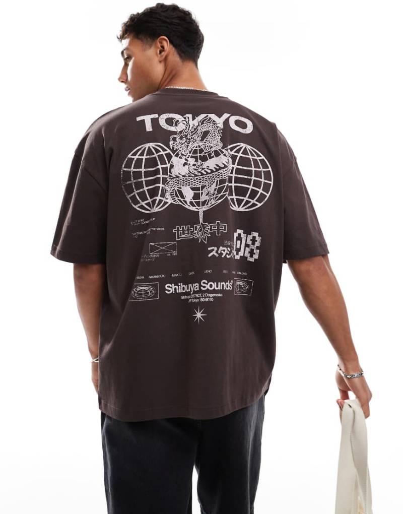 ASOS DESIGN - Oversize-T-Shirt in Braun mit Street-Print von ASOS DESIGN