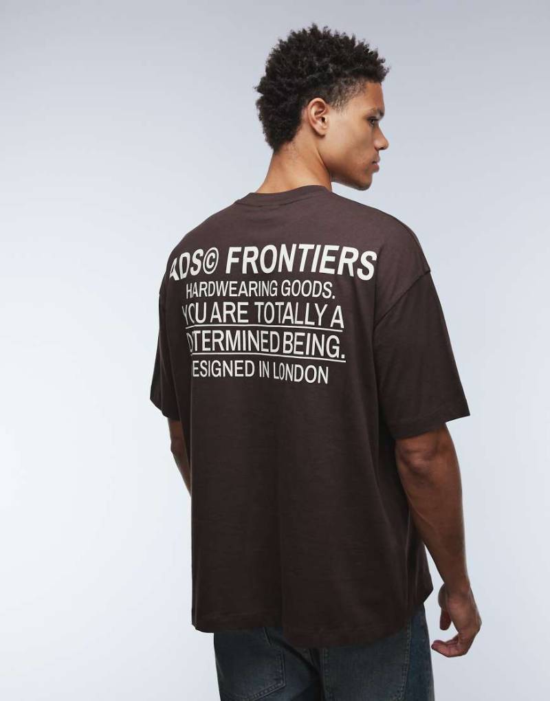 ASOS DESIGN - Oversize-T-Shirt in Braun mit Text-Print-Brown von ASOS DESIGN