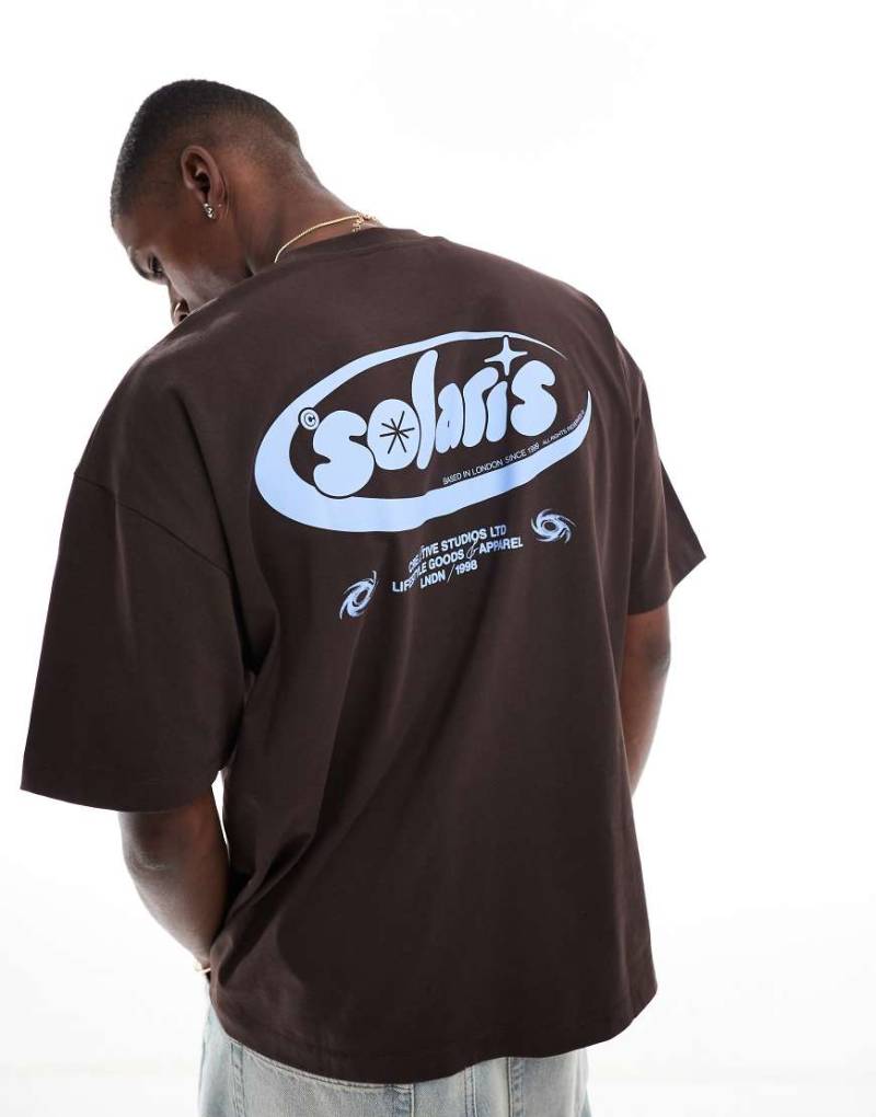 ASOS DESIGN - Oversize-T-Shirt in Braun mit Text-Print von ASOS DESIGN
