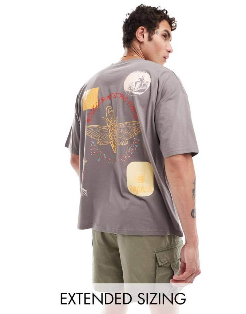 ASOS DESIGN - Oversize-T-Shirt in Braun mit abstraktem buntem Print von ASOS DESIGN