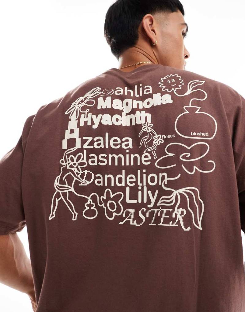 ASOS DESIGN - Oversize-T-Shirt in Braun mit floralem Textprint auf dem Rücken von ASOS DESIGN