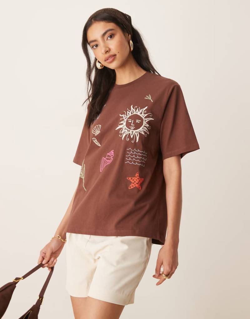 ASOS DESIGN - Oversize-T-Shirt in Braun mit gesticktem Sonnenmotiv von ASOS DESIGN