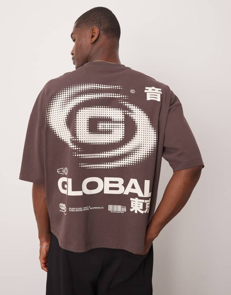 ASOS DESIGN - Oversize-T-Shirt in Braun mit überschnittenen Schultern und Printdetail von ASOS DESIGN