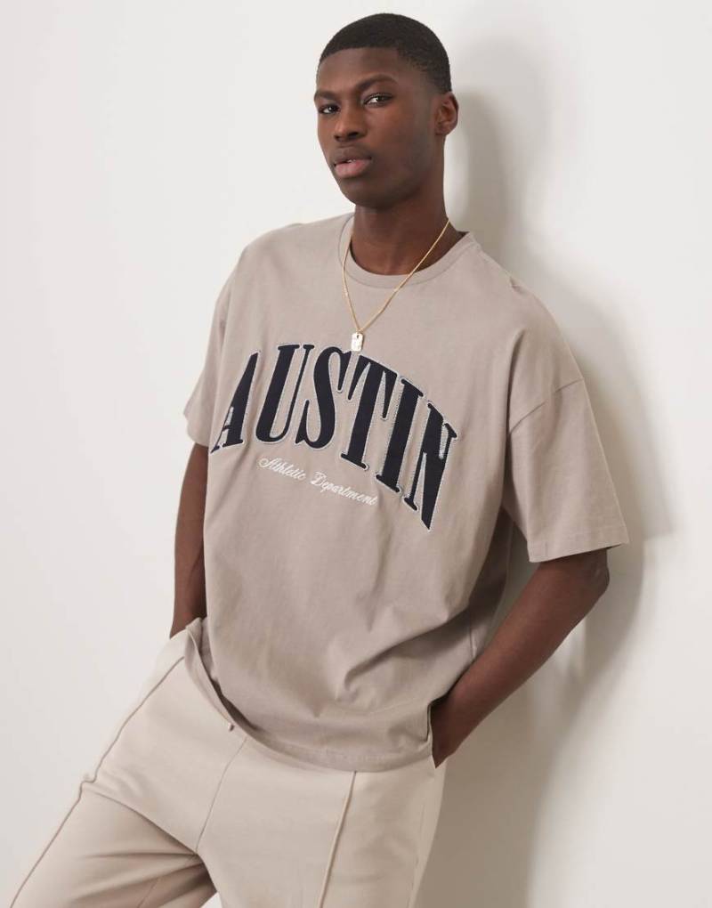 ASOS DESIGN - Oversize-T-Shirt in Braun mit überschnittener Schulter und City-Brust-Applikation von ASOS DESIGN
