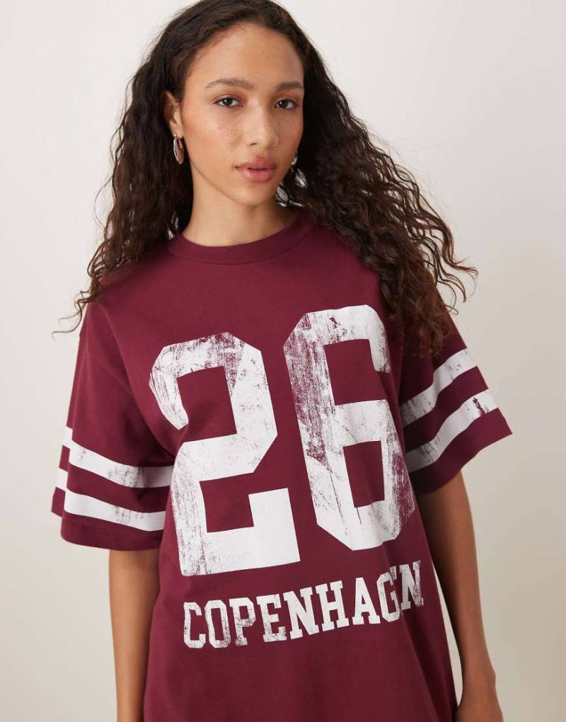 ASOS DESIGN - Oversize-T-Shirt in Burgunderrot mit „Copenhagen"-Grafikprint im College-Stil von ASOS DESIGN