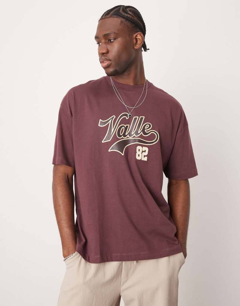 ASOS DESIGN - Oversize-T-Shirt in Burgunderrot mit Grafik im College-Stil ASOS DESIGN - Oversize-T-Shirt in Burgunderrot mit Grafik im College-Stil von ASOS DESIGN