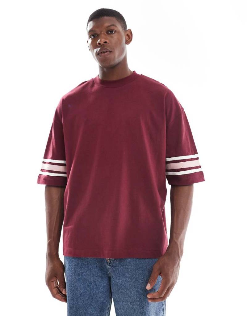 ASOS DESIGN - Oversize-T-Shirt in Burgunderrot mit halblangen Ärmeln und Kontrastdetail von ASOS DESIGN