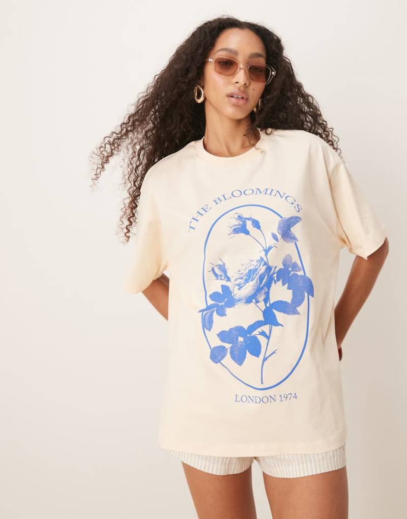 ASOS DESIGN - Oversize-T-Shirt in Buttermilchgelb mit „Blooming"-Blumenprint-Weiß von ASOS DESIGN