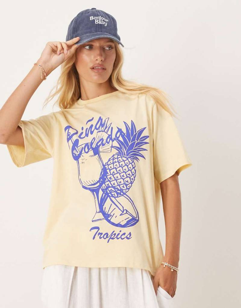 ASOS DESIGN - Oversize-T-Shirt in Buttermilchgelb mit „Piña Colada"-Schaumprint von ASOS DESIGN