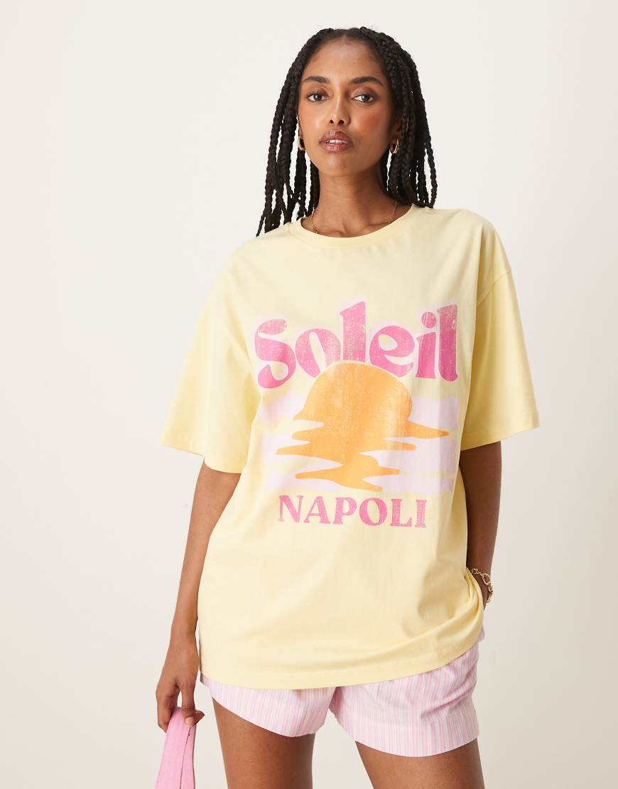 ASOS DESIGN - Oversize-T-Shirt in Buttermilchgelb mit „Soleil Napoli"-Print ASOS DESIGN - Oversize-T-Shirt in Buttermilchgelb mit „Soleil Napoli"-Print von ASOS DESIGN