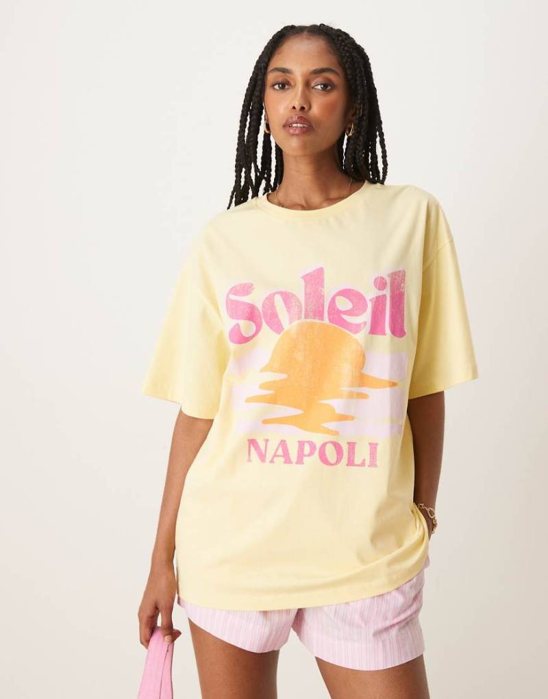 ASOS DESIGN - Oversize-T-Shirt in Buttermilchgelb mit „Soleil Napoli"-Print von ASOS DESIGN