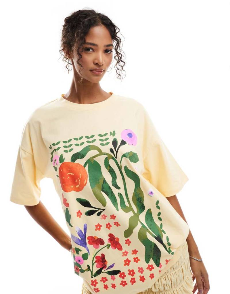 ASOS DESIGN - Oversize-T-Shirt in Buttermilchgelb mit Blumen-Grafikprint von ASOS DESIGN