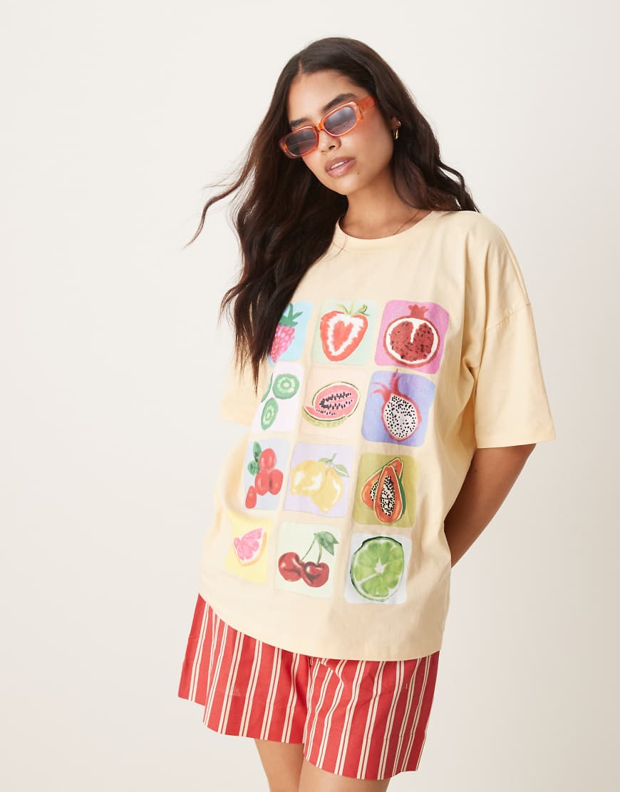ASOS DESIGN - Oversize-T-Shirt in Buttermilchgelb mit Fruchtmuster ASOS DESIGN - Oversize-T-Shirt in Buttermilchgelb mit Fruchtmuster von ASOS DESIGN