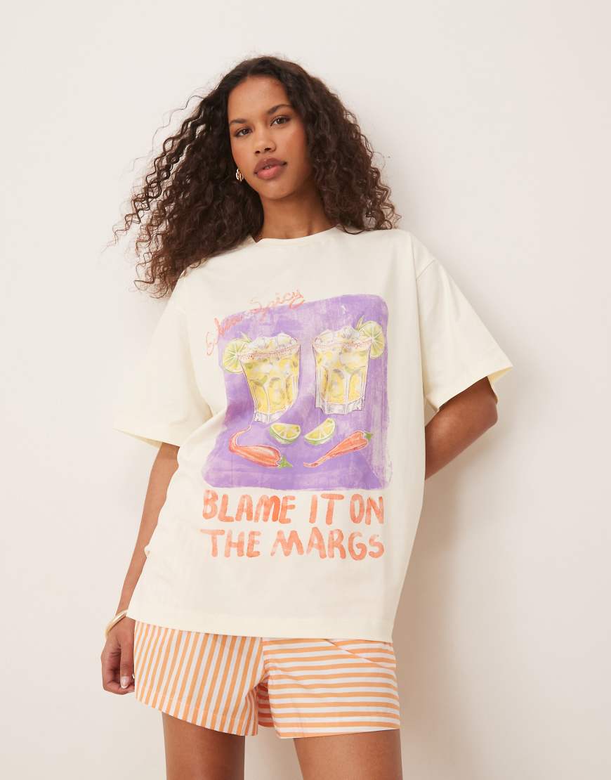ASOS DESIGN - Oversize-T-Shirt in Buttermilchgelb mit Spicy-Margarita-Grafik-Weiß ASOS DESIGN - Oversize-T-Shirt in Buttermilchgelb mit Spicy-Margarita-Grafik-Weiß von ASOS DESIGN