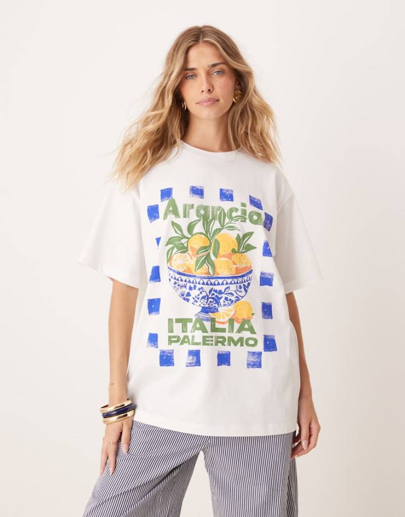 ASOS DESIGN - Oversize-T-Shirt in Creme mit „Arancia"-Früchtegrafik-Weiß von ASOS DESIGN