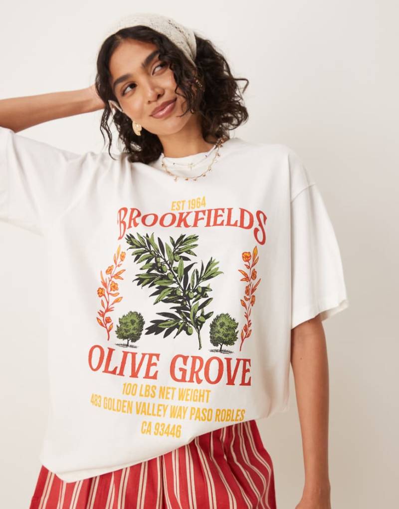 ASOS DESIGN - Oversize-T-Shirt in Creme mit „Olive Grove"-Grafikprint-Weiß von ASOS DESIGN