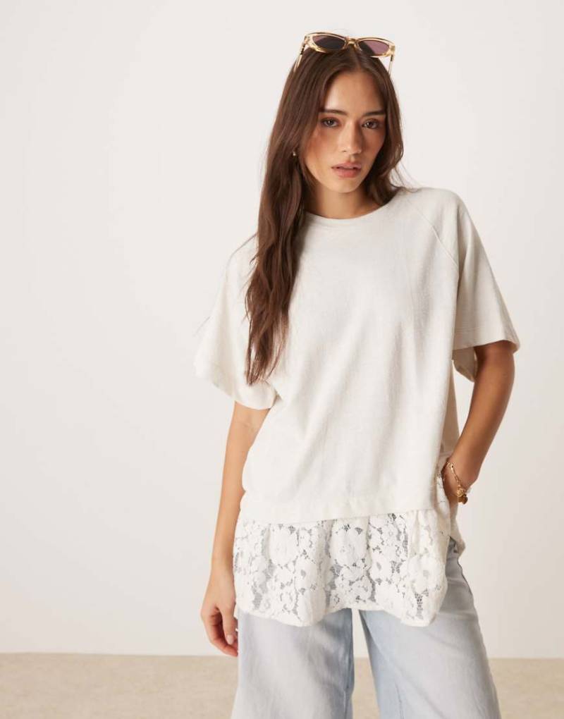 ASOS DESIGN - Oversize-T-Shirt in Creme mit Raglanärmeln und Spitzen-Saum-Weiß ASOS DESIGN - Oversize-T-Shirt in Creme mit Raglanärmeln und Spitzen-Saum-Weiß von ASOS DESIGN