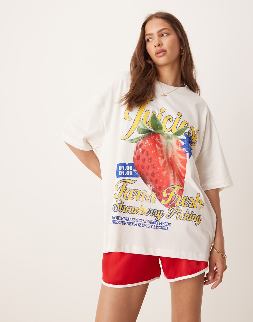ASOS DESIGN - Oversize-T-Shirt in Creme mit Vintage-Erdbeergrafik-Weiß von ASOS DESIGN